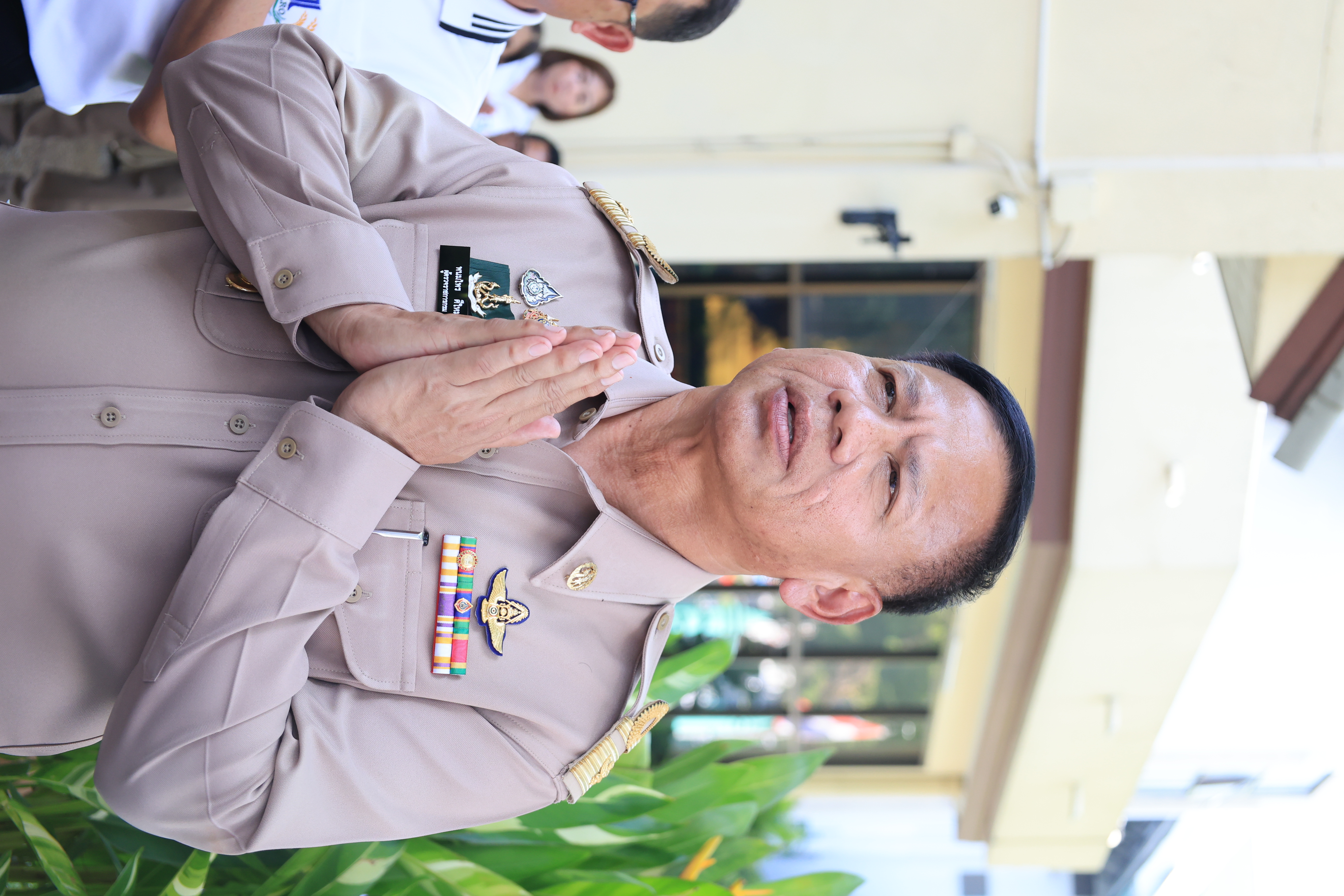 title - เลขาธิการ ส.ป.ก. และผู้เกษียณอายุราชการ สักการะสิ่งศักดิ์สิทธิ์ประจำ กระทรวงเกษตรและสหกรณ์ และ สำนักงานการปฏิรูปที่ดินเพื่อเกษตรกรรม เนื่องในโอกาสเกษียณอายุราชการ